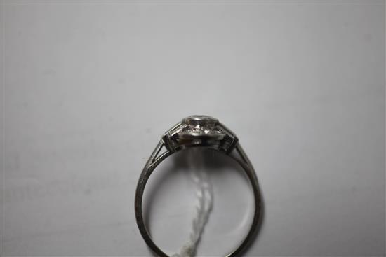 An Art Deco platinum and diamond ring, size M.